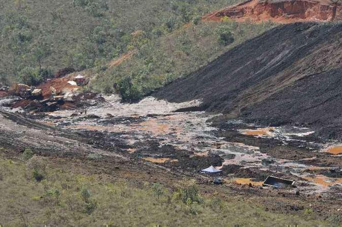 Rompimento de barreira de rejeitos em Itabirito, em 2014, deixou três mortos(foto: Paulo Filgueiras/EM/D.A Press) Rompimento de barreira de rejeitos em Itabirito, em 2014, deixou três mortos(foto: Paulo Filgueiras/EM/D.A Press)