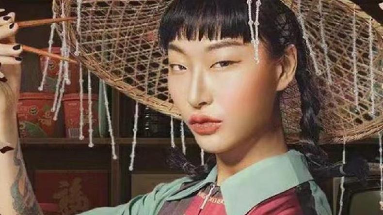 Cai Niangniang foi atacada online por causa de seus olhos puxados(foto: Reprodução/Weibo) Modelo Cai Niangniang em um polêmico anúncio da marca de salgadinhos Three Squirrels