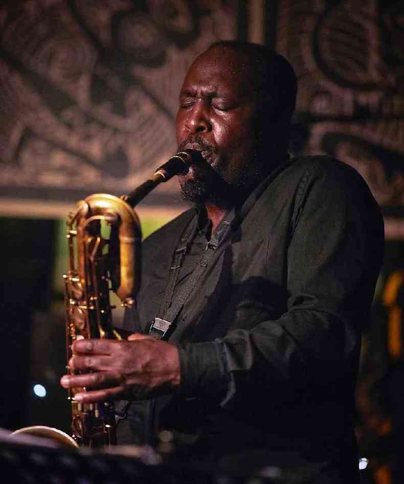 Tony Kofi tocando saxofone