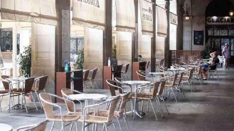 Restaurante vazio em rea turstica de Barcelona; na Europa, pases que encerraram a quarentena viram casos aumentarem em alguns locais e lanaram alertas para a populao(foto: EPA/Marta Perez)