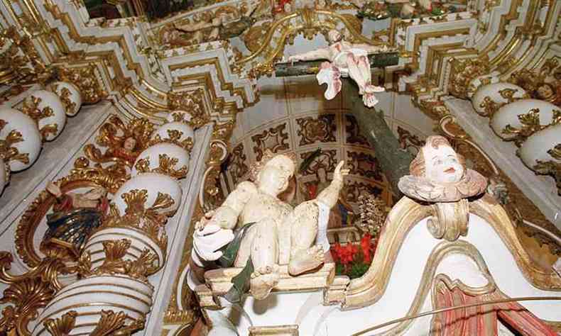 Em 12 de agosto de 2003, a Justia mandou retirar de um leilo, no Rio de Janeiro, trs anjos barrocos, do sculo 18, que j estavam na mira, para compra, de um banco holands(foto: Marcelo Sant'Anna/EM/DA Press - 12/2/04)