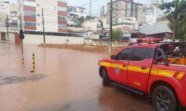 Crrego do Monjolo em Patos de Minas, no Alto Paranaba, transbordou em decorrncia de uma forte chuva que atingiu a cidade na tarde deste domingo (29/1)