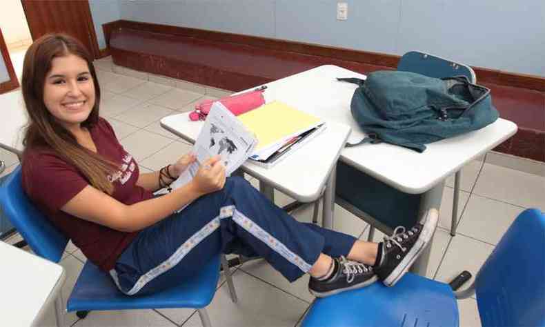 Ana Clara Minardi Castro se prepara para mais um dia de estudo e depois vai relaxar at o dia da prova(foto: Jair Amaral/EM/D.A Press)