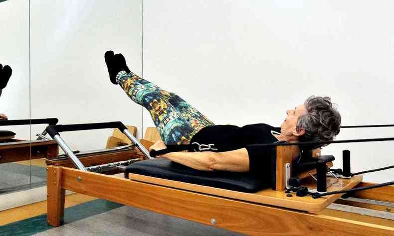 Mulher pratica pilates 