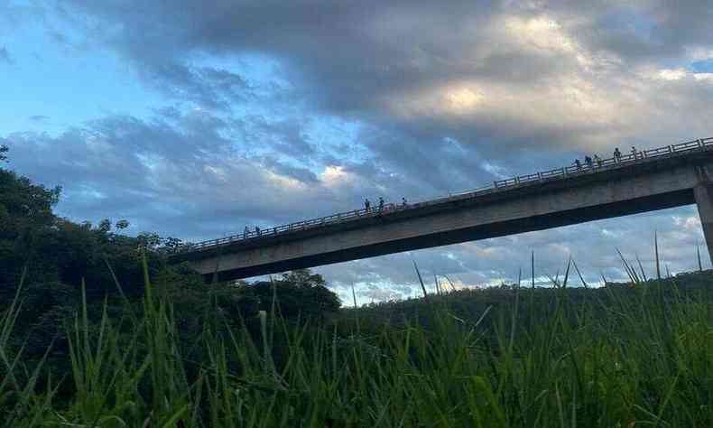 Ponte onde caminho caiu  a mesma que foi palco de uma tragdia, em dezembro, quando um nibus despencou e deixou 19 mortos(foto: Ana Raquel Lelles/EM/D.A Press)