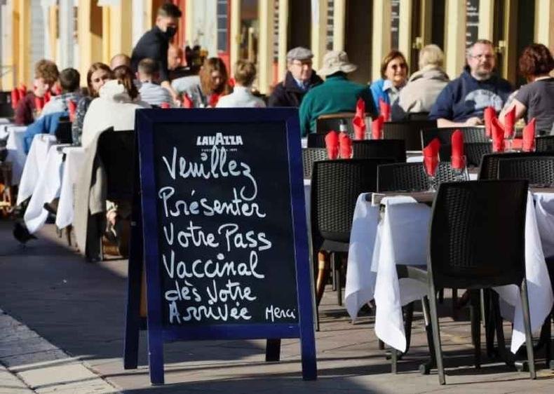 Restaurantes na Fran�a exigem passaporte de vacina logo na entrada