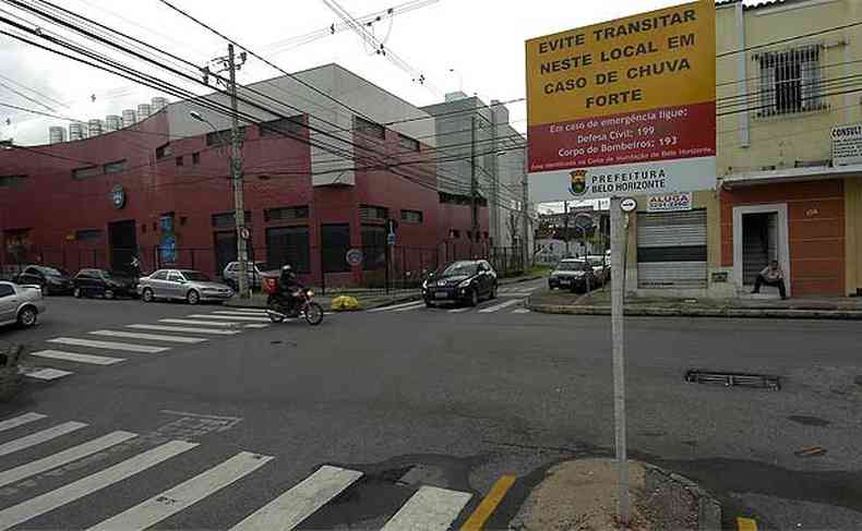 Placa de alerta na Rua Er esquina de Avenida Francisco S, no Bairro Prado, regio oeste(foto: Juarez Rodrigues/EM/D.A Press)