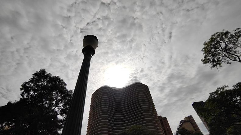 Tempo nublado  prenncio de chuva em BH, uma das cidades sob alertas de tempestades poste edifcio niemeyer praa da liberdade Belo Horizonte