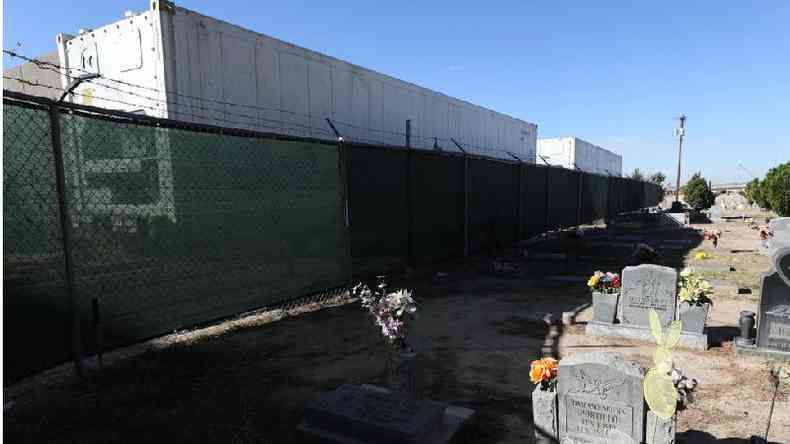Cemitrio prximo ao escritrio do legista de El Paso, onde necrotrios mveis esto instalados(foto: Getty Images)