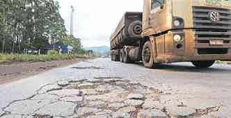 Buracos e trfego pesado: problemas associados em rodovias como a 040(foto: Gladyston Rodrigues/EM/DA Press-14/10/13)