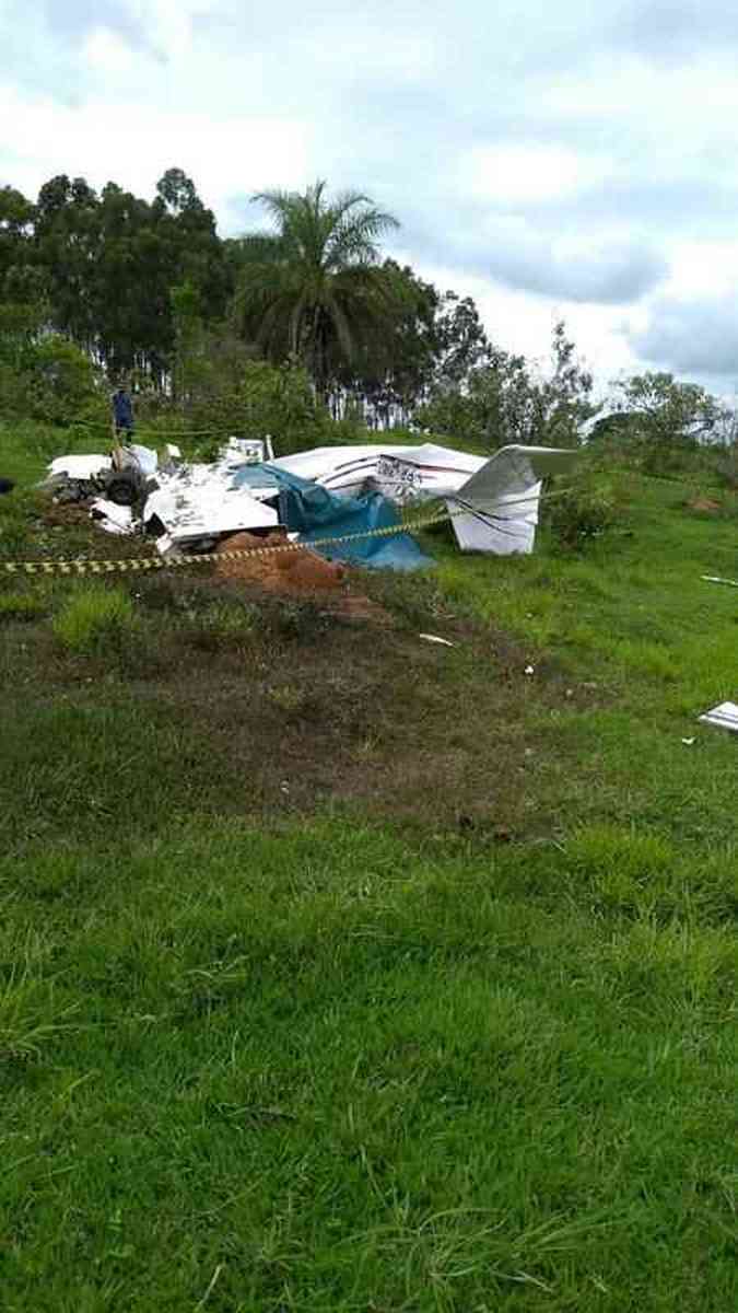 O avio particular, prefixo PR-ZMZ, caiu quando o piloto tentava aterrissar no Aeroporto de Patos de Minas, que fica distante quatro quilmetros da rea urbanaDivulgao/Redes Sociais 