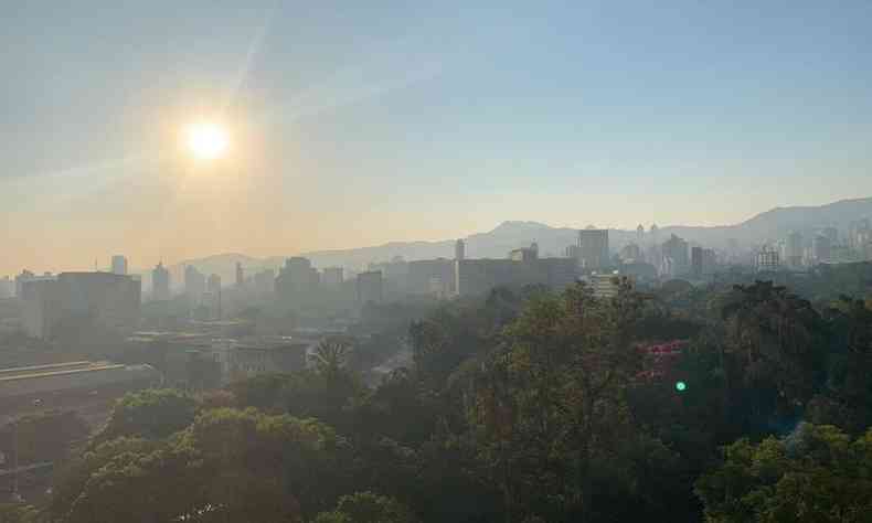 BH, a cidade que amanhece sob fumaa. Na foto, vista do Centro com o Parque Municipal e a Serra do Curral ao fundo.(foto: Fred Bottrel/ ESP.P/EM)