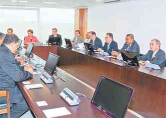 Sindicalistas com a presidente Dilma Rousseff: Iseno para o setor privado, negociada em maro, fica em segundo plano(foto: ROBERTO STUCKERT FILHO/PR %u2013 11/3/11)