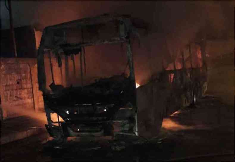 Veculo do transporte coletivo foi completamente destrudo pelas chamas(foto: Polcia Militar/Divulgao)