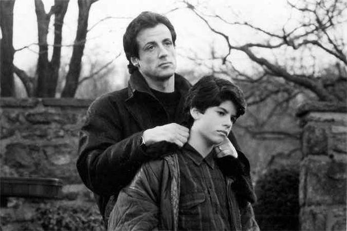 Sylvester Stallone com o filho Sage, ainda adolescente, em 1990(foto: REUTERS/Courtesy MGM/UA/Handout ) Sylvester Stallone com o filho Sage, ainda adolescente, em 1990(foto: REUTERS/Courtesy MGM/UA/Handout )