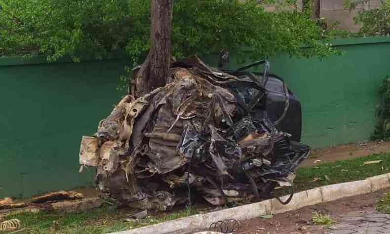 Na foto, carro completamente destrudo 