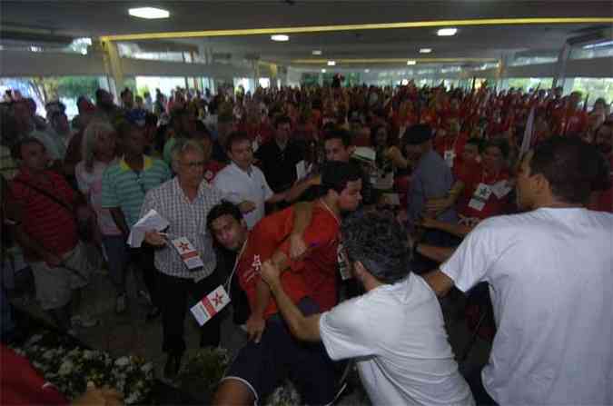 Por pouco o encontro petista no acabou em briga generalizada entre militantes. Segurana precisou agir(foto: Beto Magalhaes/EM/D.A Press)