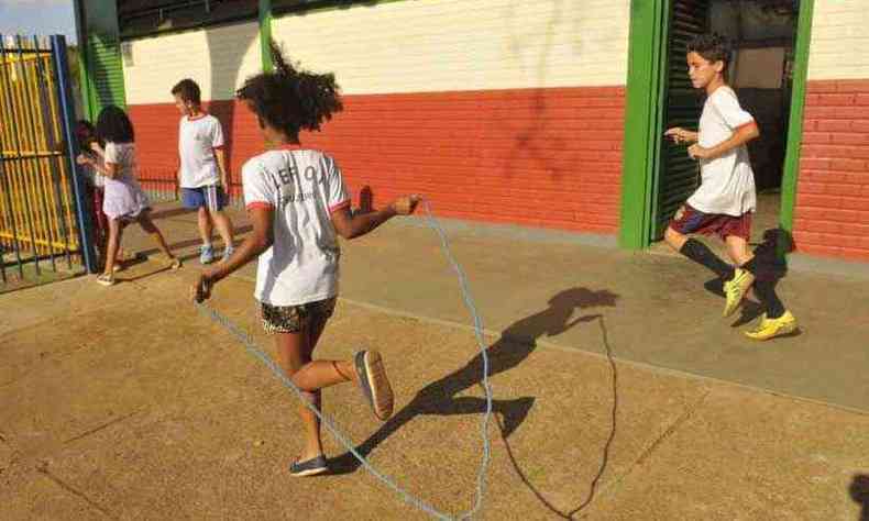 Escola no Cruzeiro: especialista afirma que o Brasil peca ao investir muito pouco no ensino fundamental, mas critica qualquer corte na educao superior (foto: Minervino Junior/CB/D.A Press)