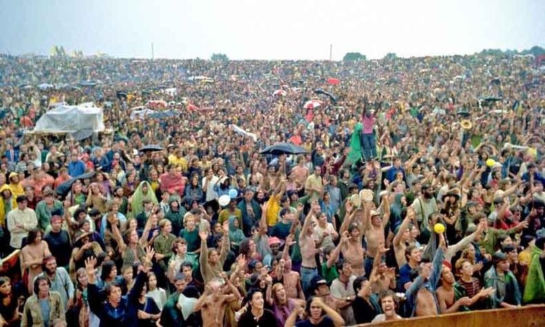 O festival realizado nos arredores da cidade de Woodstock, no estado de Nova York, atraiu quase 500 mil pessoas(foto: Elliott Landy/MORRISON HOTEL GALLERY/AFP )