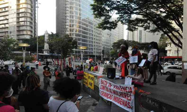 Indgenas protestam na Praa Sete (foto: Tlio Santos/EM/D.A Press. Brasil )