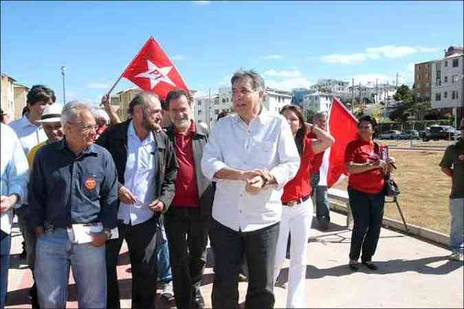 Pimentel visitou nesse domingo moradias na Vila So Jos, em Belo Horizonte (foto: Edsio Ferreira/EM/D.A Press)