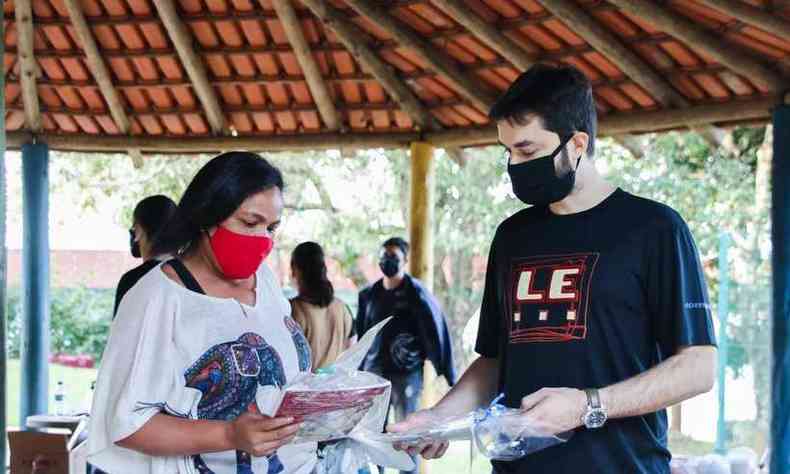 Durante a ajuda em Betim, a editora Lê estava presente na entrega das doações da Biblioteca Ramacrisna (foto: Produtora Antenados)