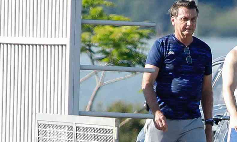 Desde essa sexta-feira, aps divulgao de teste negativo para Coronavrus, Bolsonaro  visto em quarentena em sua residncia oficial (foto: SERGIO LIMA / AFP)