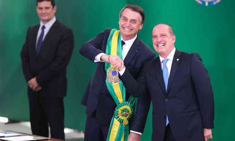 Jair Bolsonaro e Onyx Lorenzoni se cumprimentam