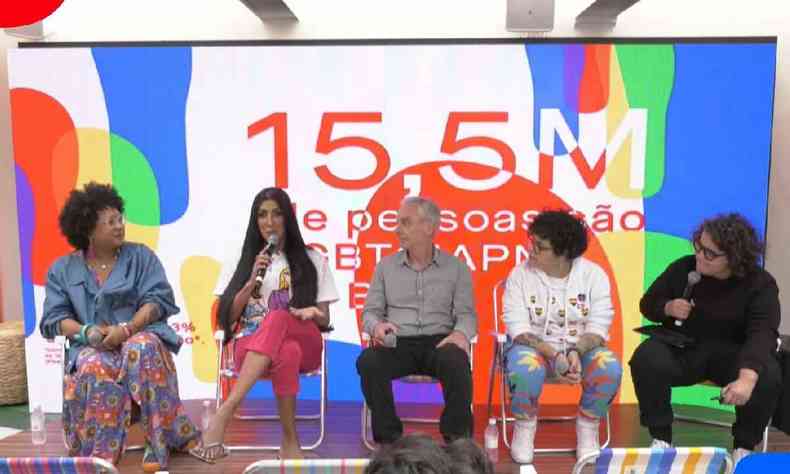 Isaac Silva, Pepita, Paulo Alves, Ana Andrade e Cris Naumovs no palco do evento de divulgao da 'Pesquisa do Orgulho'