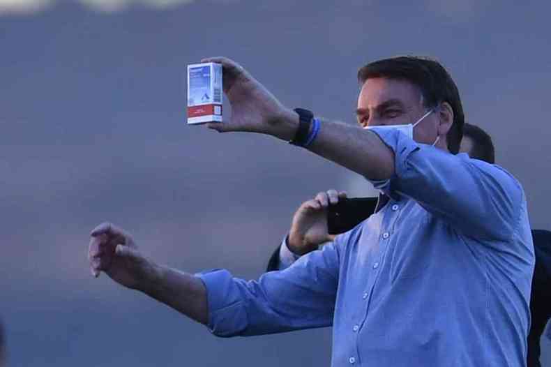 Presidente exibe caixa de hidroxicloroquina para seguidores em frente ao Alvorada(foto: Mateus Bonomi / AGIF / AFP)