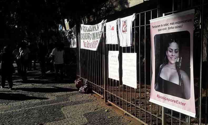 Cartazes com pedidos de justia foram deixados nas grades do Frum(foto: Jair Amaral/EM/DA Press)
