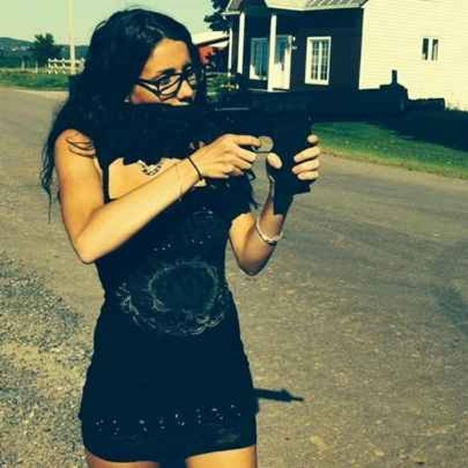 Stephanie  acusada de ter nove armas de fogo sem licena, todas encontradas no porta-malas de um carro(foto: Reproduo/Internet )