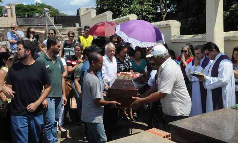 Consternao marcou o enterro da advogada Sirlei Barbosa, secretria municipal de Servio Social e crtica das mineradoras (foto: Paulo Filgueiras/EM/DA Press)