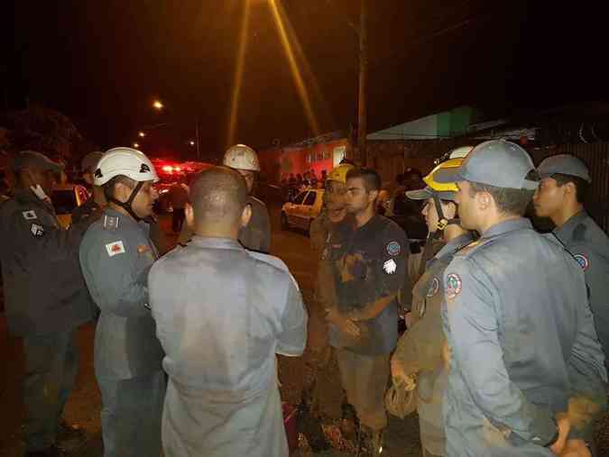 Um trabalhador morreu e outros dois ficaram feridos durante o soterramento Corpo de Bombeiros/ Divulgao 