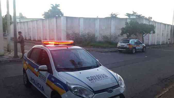 Segundo a Polcia Militar, detentas comearam o motim por volta das 18h desta quinta-feira colocando fogo em colches(foto: Tlio Santos/EM/D.A Press)