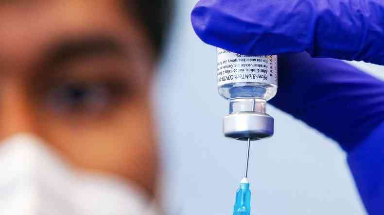 Brasil recomendou suspender vacinao de adolescentes; no Reino Unido, deciso de vacinar com uma dose de Pfizer se deu nesta semana
