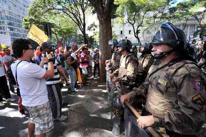 Centenas de policiais bloquearam manifestantes, que se dispersaram depois de trs horas(foto: LEANDRO COURI/EM/D.A PRESS)