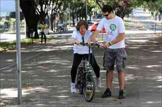 Ana Maria realiza o sonho de andar de bicicleta auxiliada pelo instrutor Guilherme: %u201CPensei que seria ridculo, que, se no aprendi na infncia, no teria mais chance, o que no  verdade%u201D(foto: FOTOS: GLADYSTON RODRIGUES/EM/D.A PRESS)