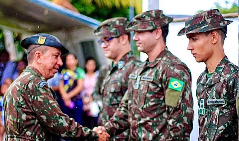 Doutor Pedro Henrique, tenente do exrcito, cumprimentando o comandante