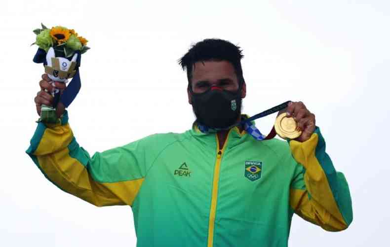 talo Ferreira ganhou a medalha de ouro no surfe(foto: Reuters)