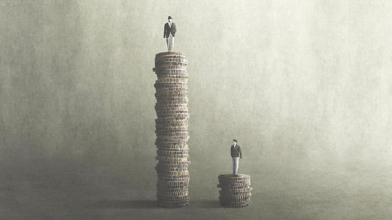 Organismos oficiais estimam que 1% da população detém 35% da riqueza da Alemanha, enquanto 40% não têm nenhuma poupança(foto: Getty Images) Torre de moedas com homem no topo