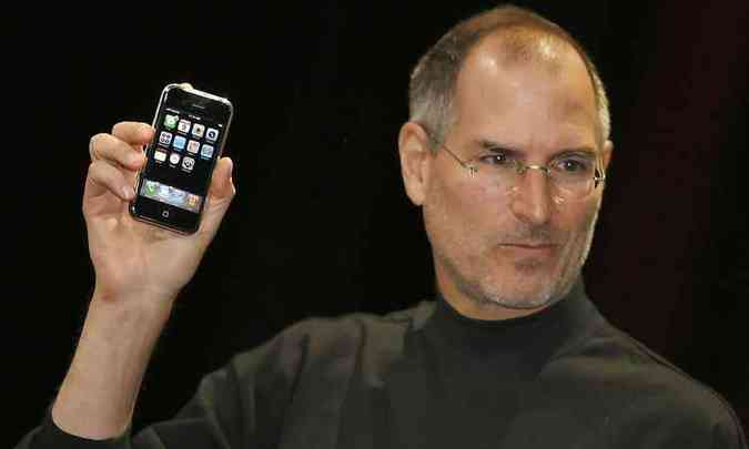 Foto de arquivo de 9 de janeiro de 2007 na Conferncia Macworld, em So Francisco, Califrnia, mostra o executivo-chefe da Apple, Steve Jobs, revelando o iPhone(foto: AFP / TONY AVELAR)