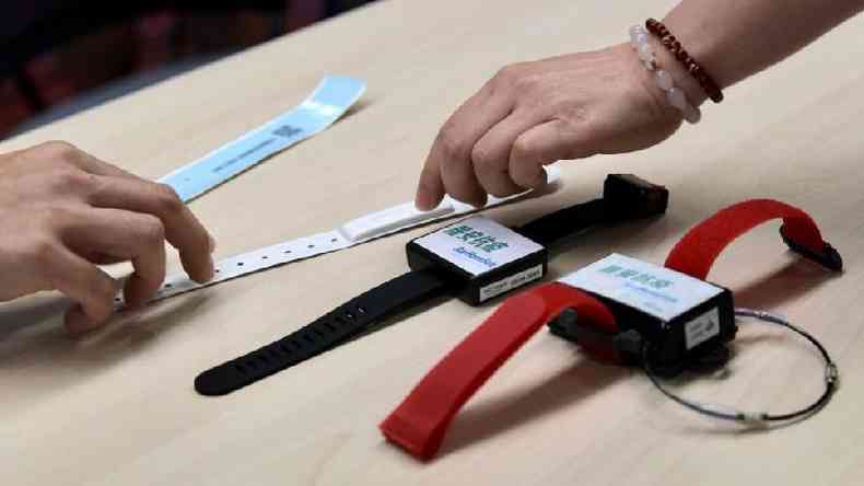 Hong Kong rastreava pessoas em quarentena usando pulseiras eletrnicas(foto: Getty Images)