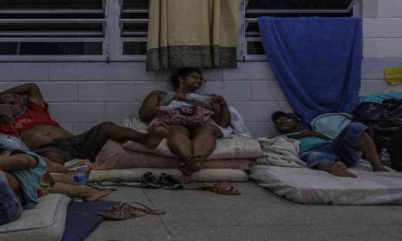 desabrigados em abrigo em escola depois de tragdia em So Sebastio 