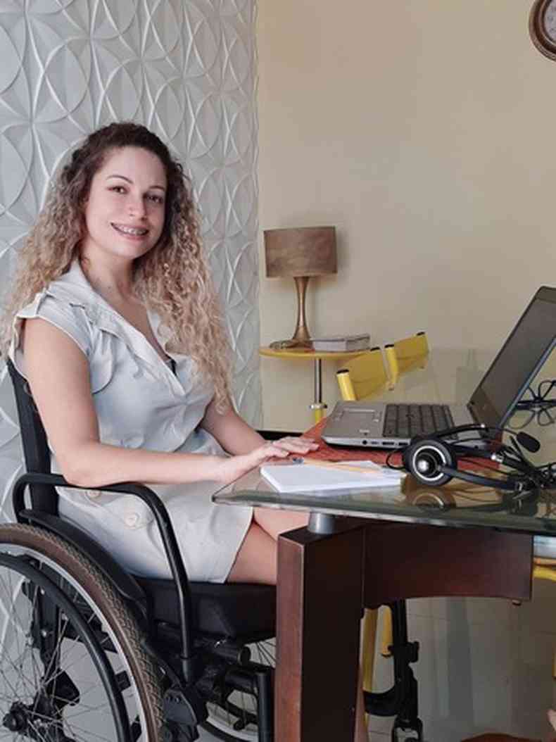 Karla Barbosa  uma das funcionrias da TIM que tem deficincia e atua em home office(foto: TIM/Divulgao)