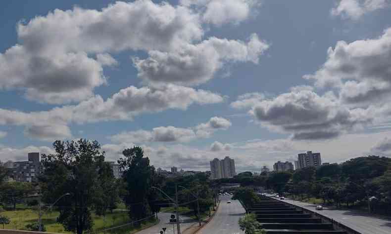 Nuvens no cu de Belo Horizonte na manh deste domingo de carnaval