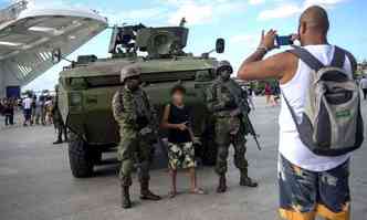 Criana posa para foto entre dois militares em frente ao Museu do Amanh(foto: Mauro Puimentel/ AFP)