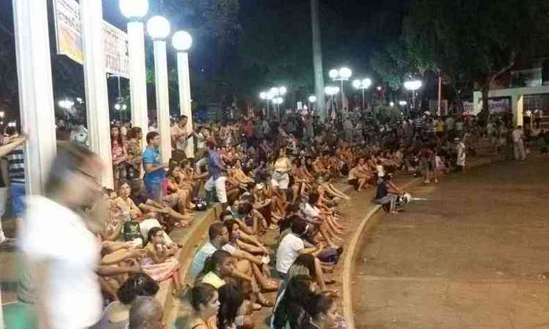 Populao est concentrada na Praa dos Pioneiros(foto: Reproduo/WhatsApp)