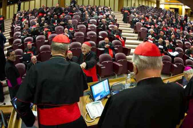 Os caerdeis Angelo Sodano e Tarcisio Bertone abriram as discusses sobre o conclave(foto: OSSERVATORE ROMANO / AFP)