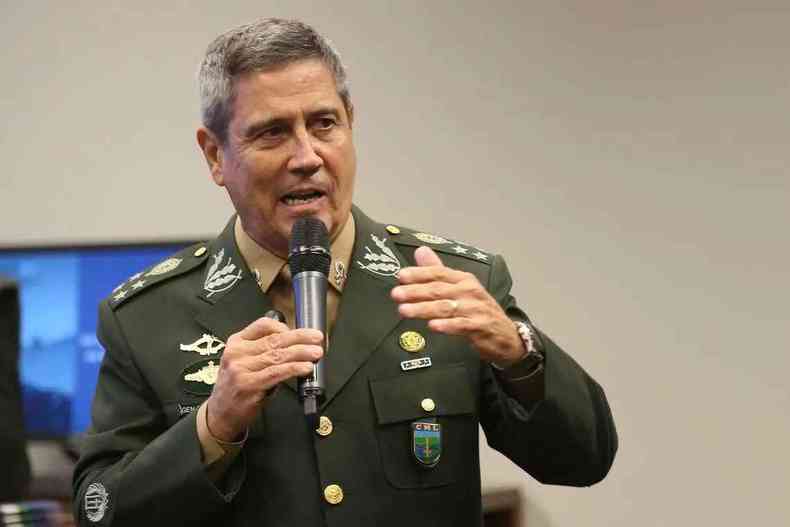 General Walter Braga Netto fala ao microfone 